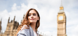 Junge Frau mit Big Ben im Hintergrund